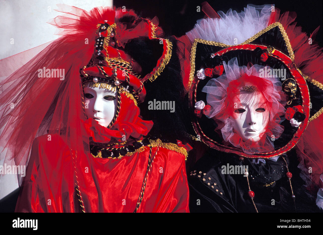 Einige Tragen Weisse Venezianische Maskerade Masken Und Roten Schwarz Gold Kostume Karneval In Venedig Italien Stockfotografie Alamy