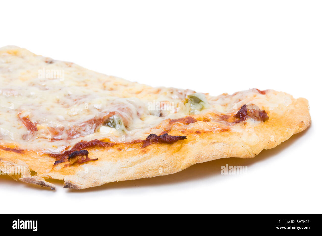Dünne n knusprige hausgemachte Salami Pizza vor weißem Hintergrund. Stockfoto