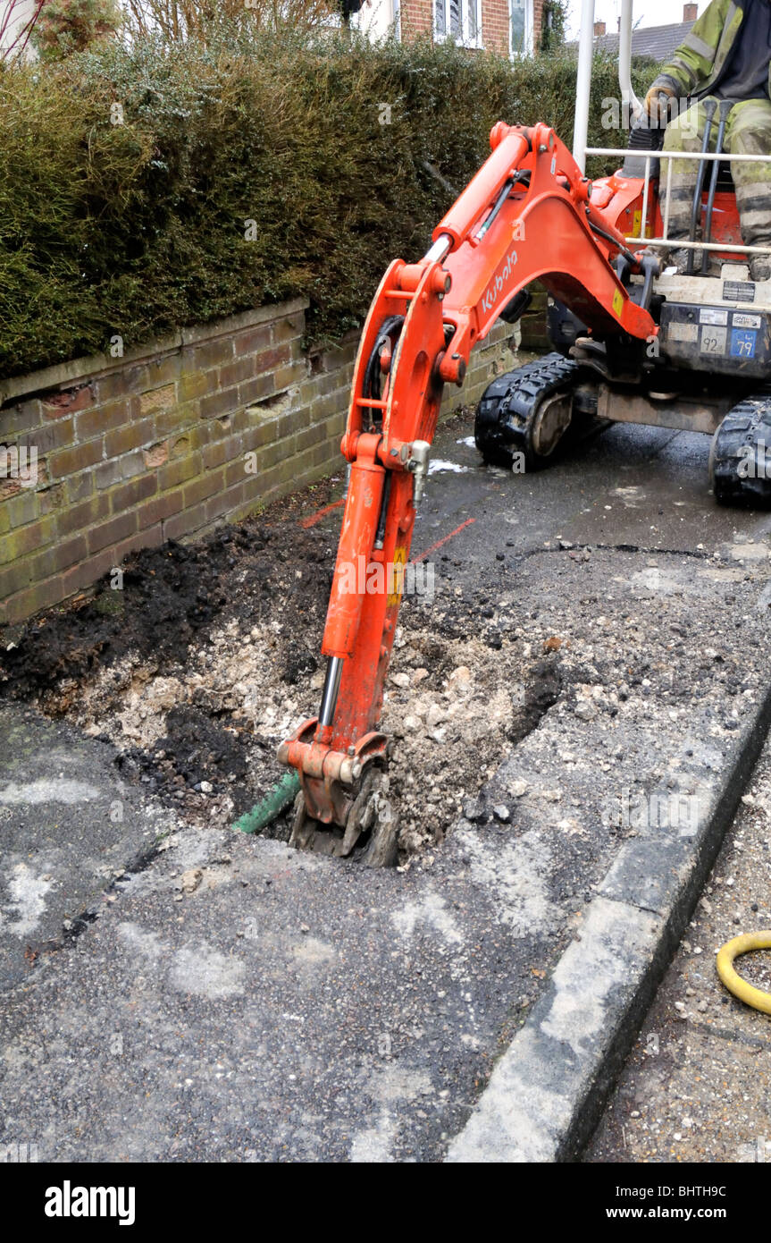 Mini unterscheiden sich Graben auf dem Bürgersteig, Gasleitung, UK zu ersetzen. Stockfoto