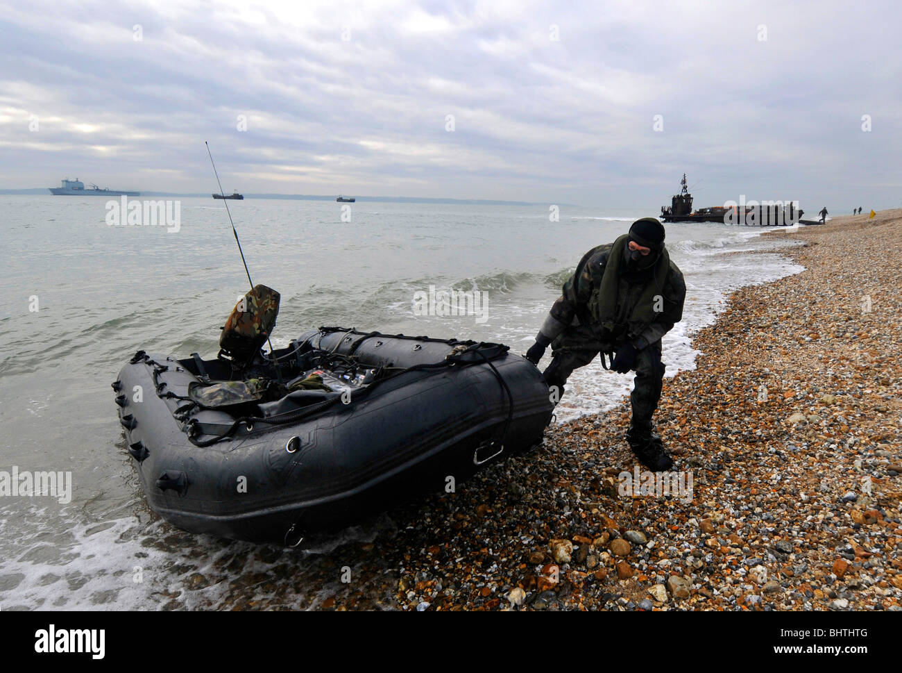 SBS "Special Boat Service" Soldat während einer Strand landen, UK Stockfoto