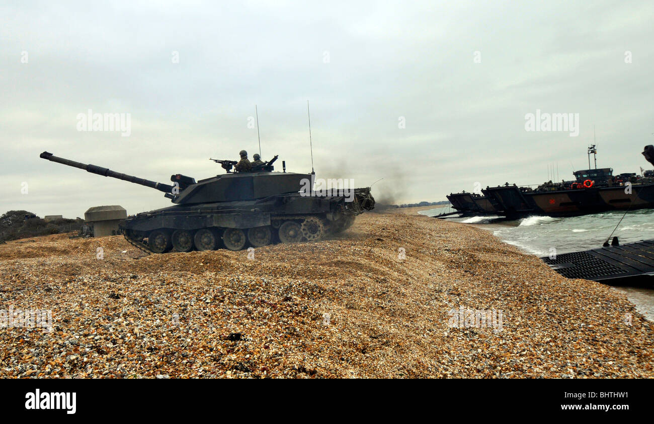 Challenger Tank kommt während einer militärischen Strand landen am Strand Stockfoto