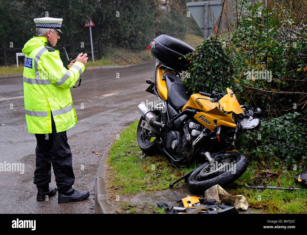 Polizei-Kollision-Ermittler nimmt Schaden an einem Motorrad, UK Stockfoto