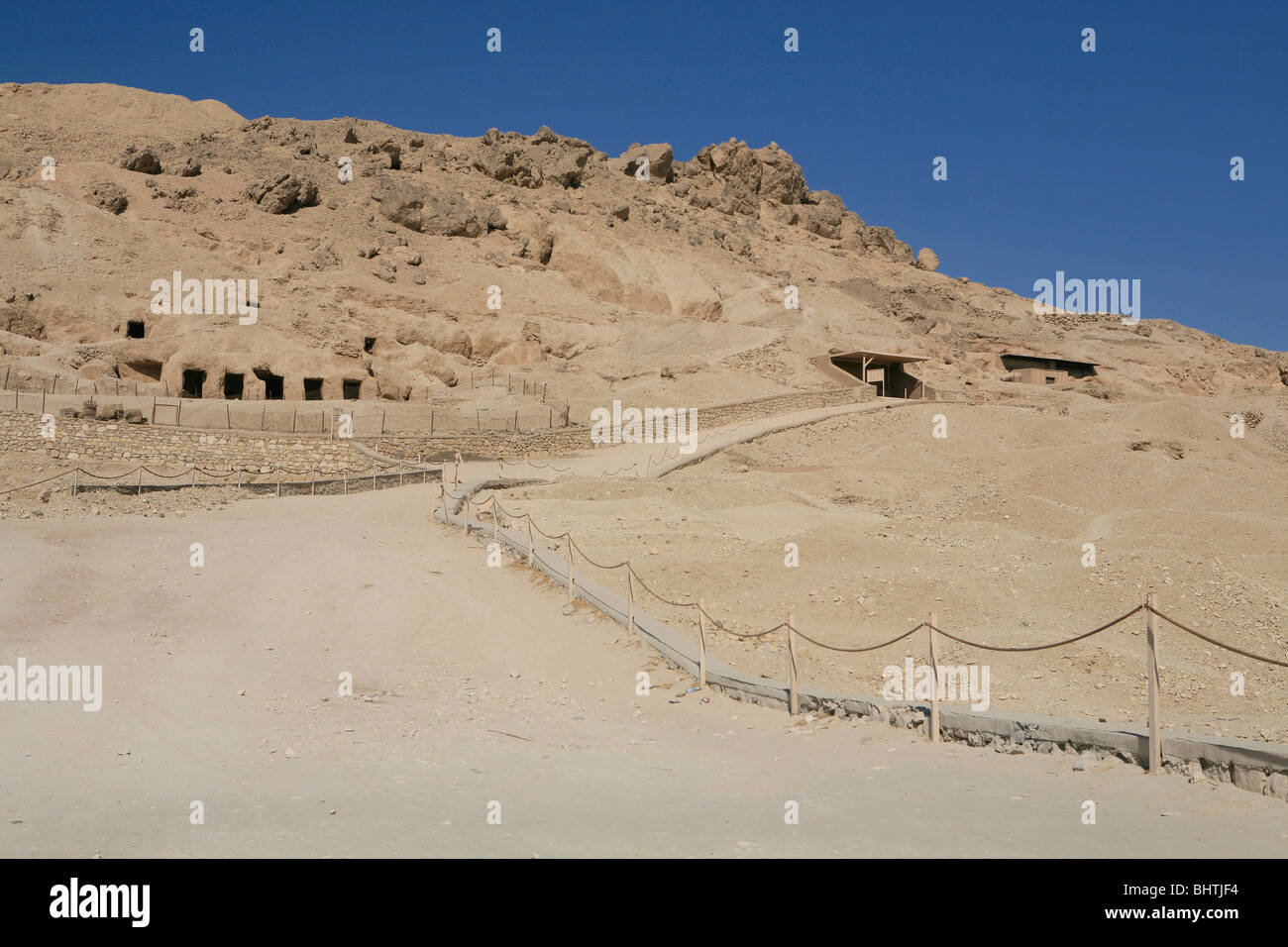 Hauptzugang zu den Gräbern von Shuroy & Roy in Dra' Abu el-Naga "in der Nähe von Luxor, Ägypten Stockfoto