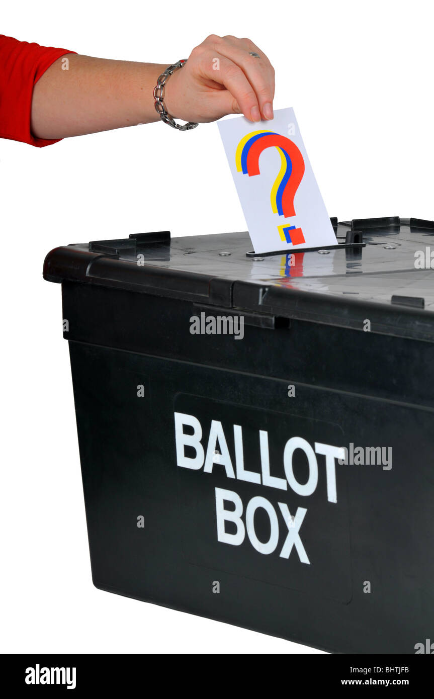 Wahlurne, Hand, indem eine Abstimmung in eine Wahlurne, Abstimmung mit Wahlurne Stockfoto