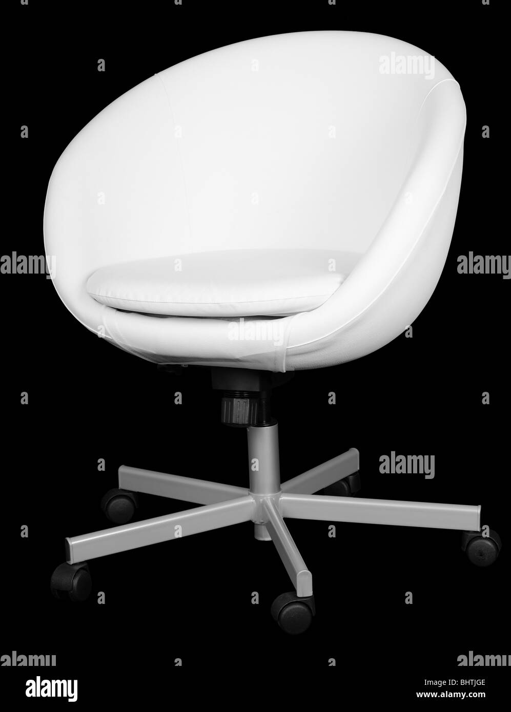 Leder moderne weiße Bürostuhl auf schwarzem Hintergrund isoliert Stockfoto
