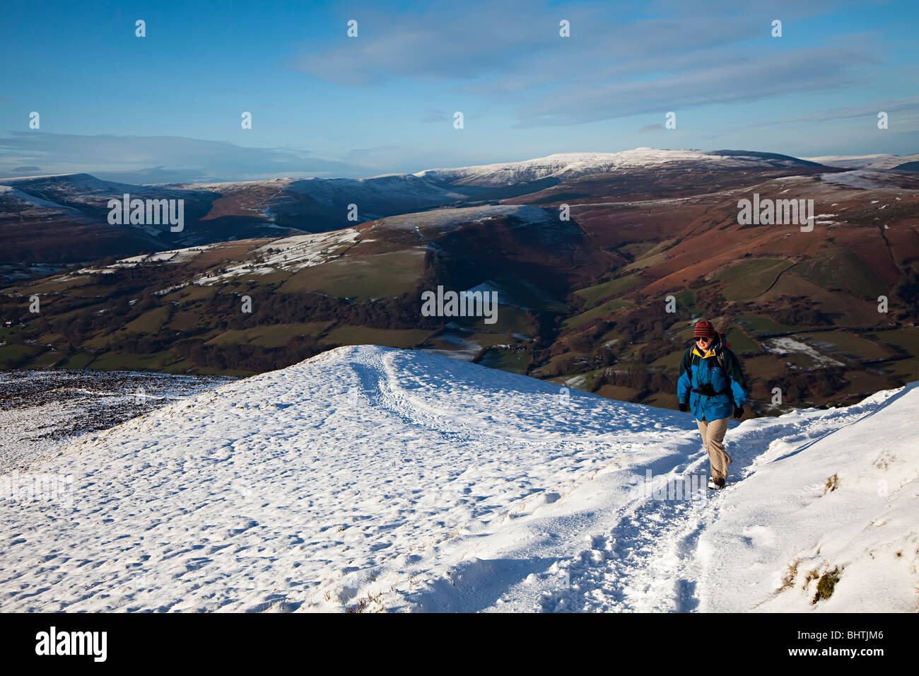 Weibliche Wanderer auf den Zuckerhut im Winter Wales UK Stockfoto