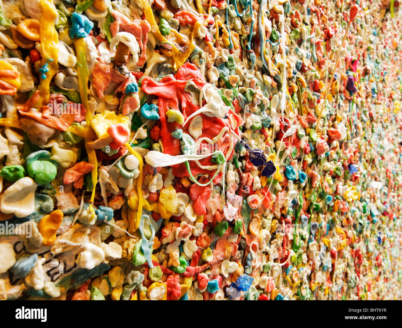 Post-Gasse-Szene mit Details des Kaugummis erstreckt sich entlang einer Wand Stockfoto