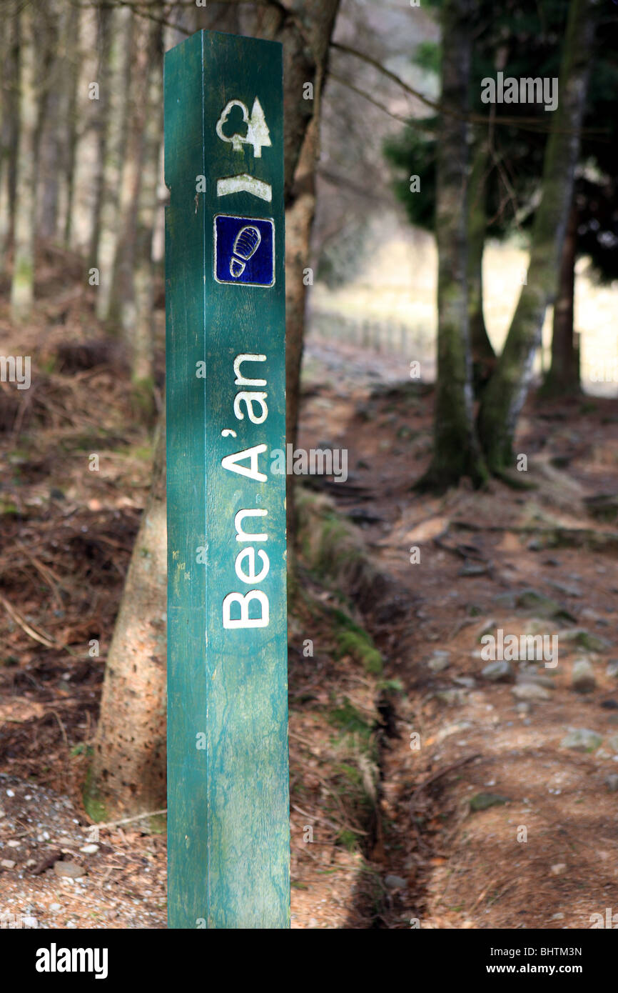 Wegpunkt am Anfang des Pfades auf Ben A'an in die Trossachs Stockfoto