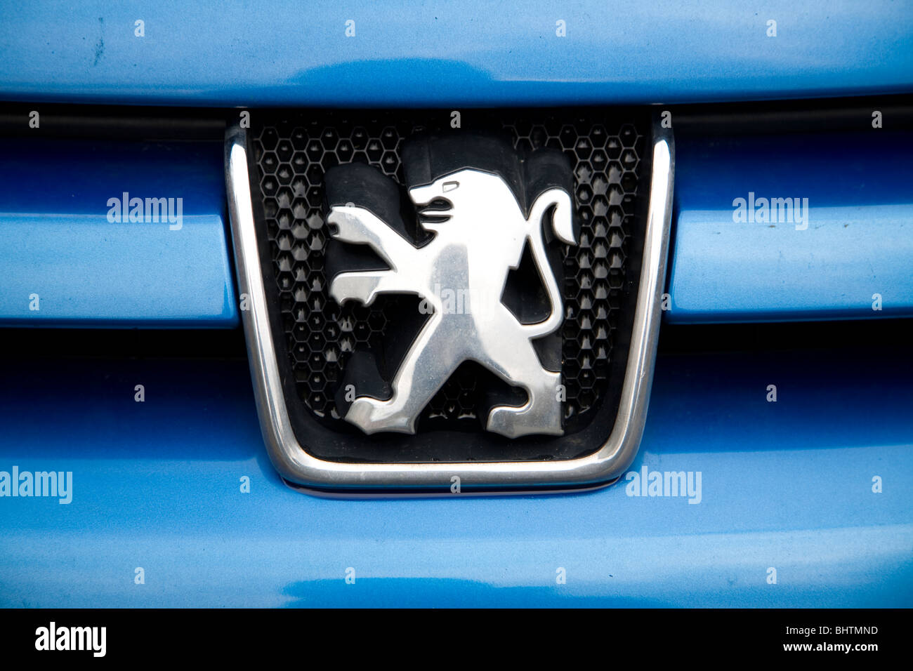Peugeot logo -Fotos und -Bildmaterial in hoher Auflösung – Alamy