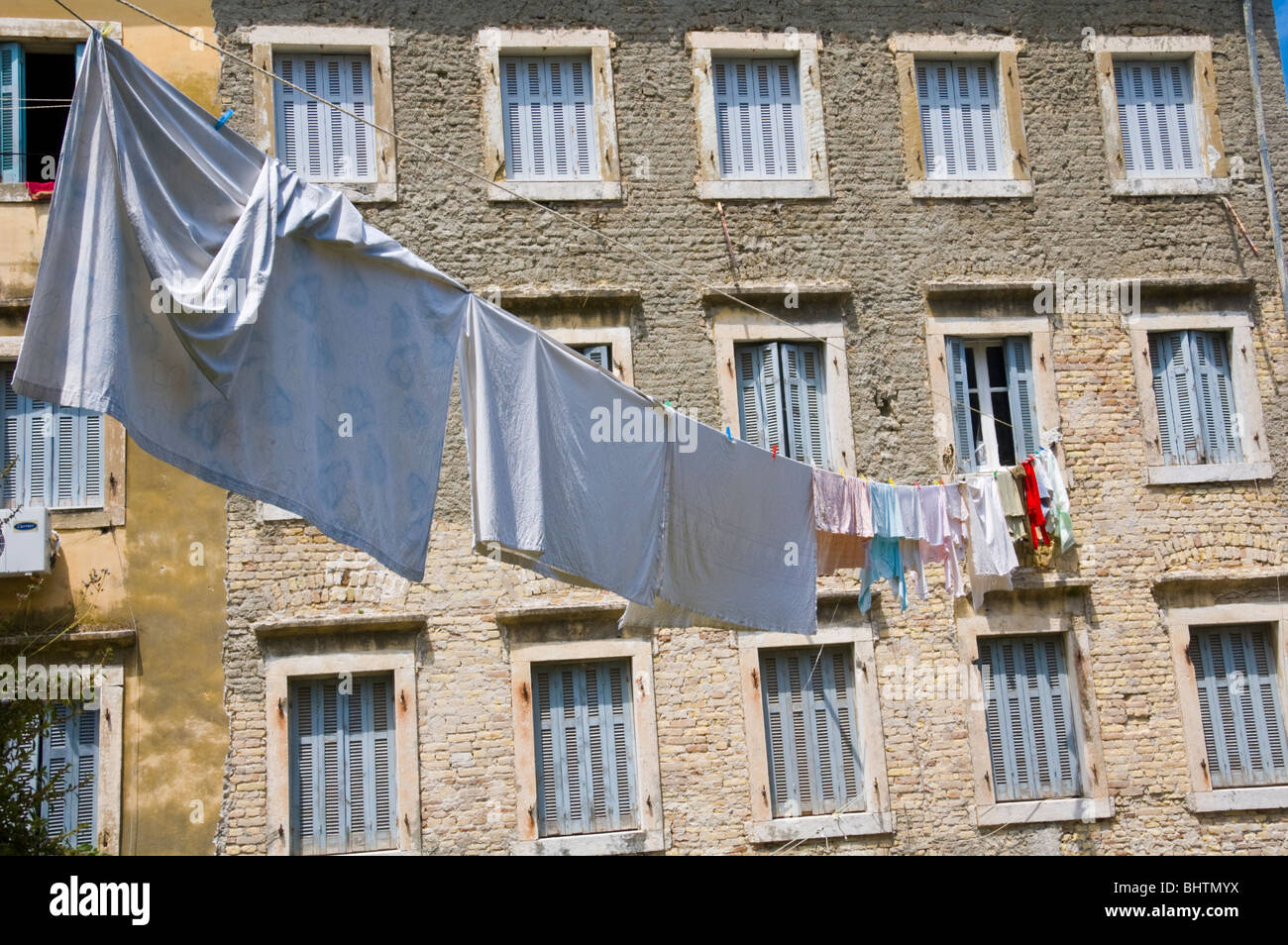 Waschenden Linien aufgereiht von lokalen Wohnungen in Korfu Altstadt auf der griechischen Insel Korfu Griechenland GR Stockfoto