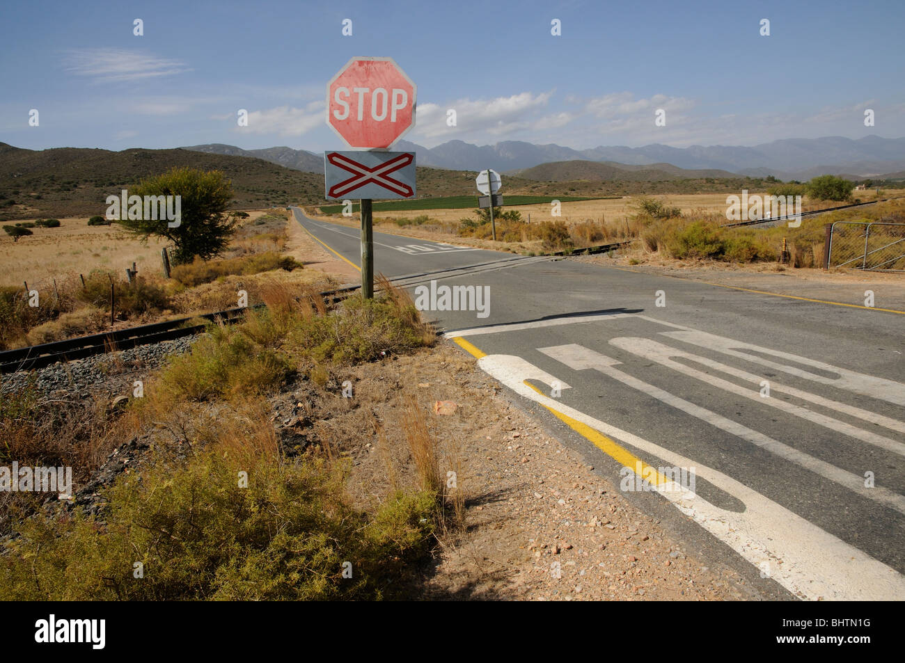 wichtigsten Eisenbahnstrecke zwischen Robertson und Worcester in der western Cape Südafrika verläuft durch ländliche Landschaft. Ebene Kreuz Stockfoto