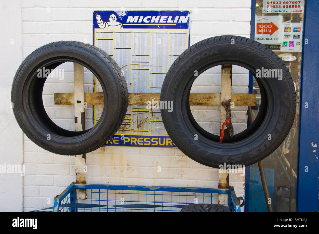 Reifen hängen außerhalb Tyrefitters South Wales UK Stockfoto