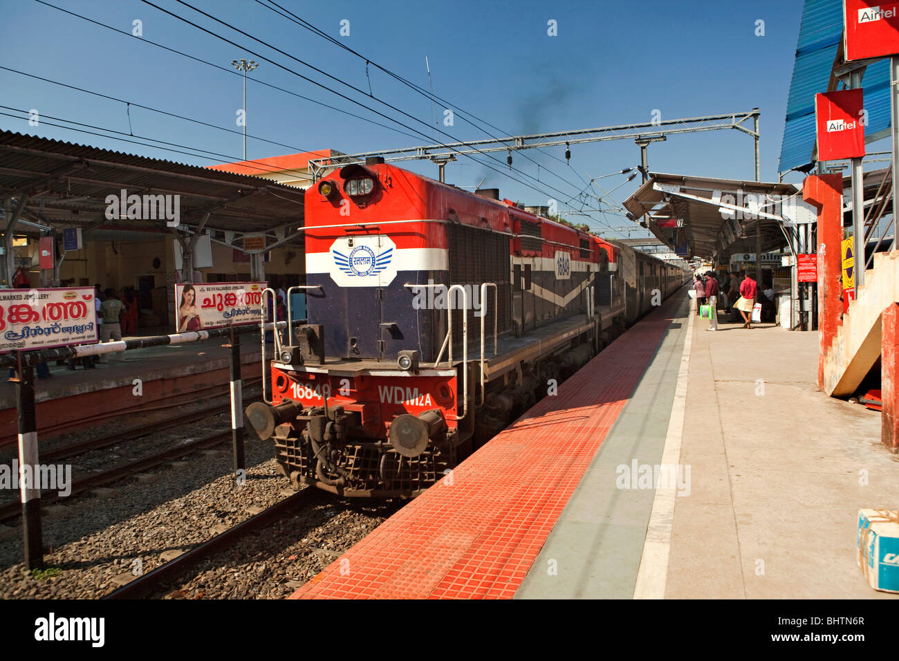Indien, trainieren Kerala, Kollam Junction Railway Station, indischen Südbahngesellschaft ziehen in station Stockfoto