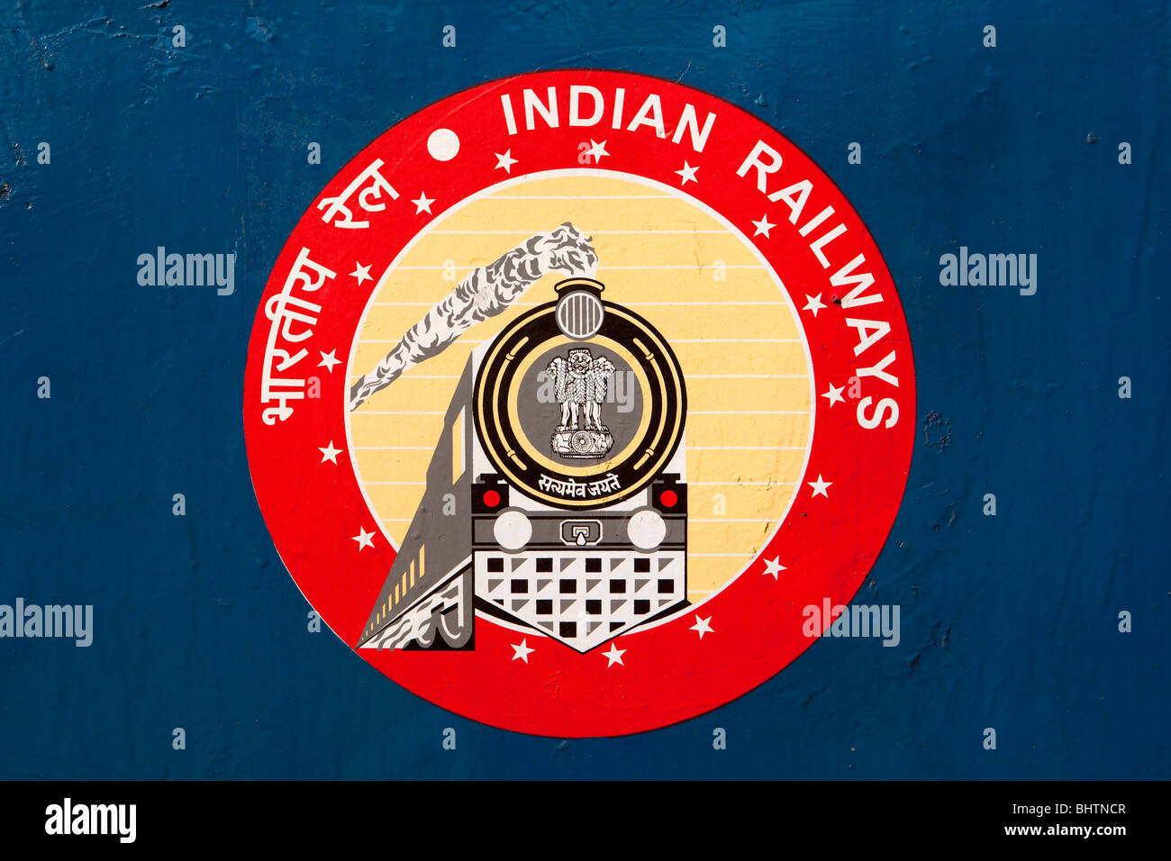 Indien, Kerala, Kollam, Bahnhof, Indian Railways Abzeichen auf dem Zug Wagen panel Stockfoto