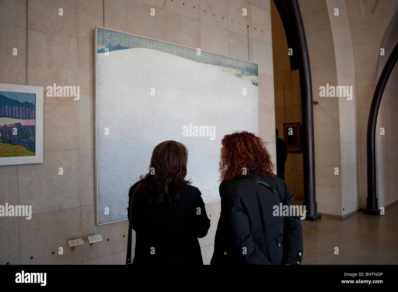 Paris, Frankreich - innerhalb des Musée d ' Orsay, Frauen suchen moderne Post Impressionismus Malerei Stockfoto