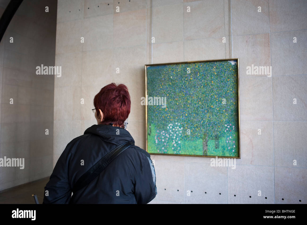 Paris, Frankreich - Frau beim Blick auf symbolistische Post Impressionismus Gemälde auf dem Display im Inneren des Orsay Museum, bildende Kunst Stockfoto