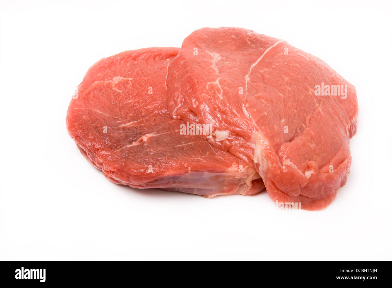 Haufen rohes Rindfleisch vor weißem Hintergrund aus niedrigen Sicht isoliert. Stockfoto