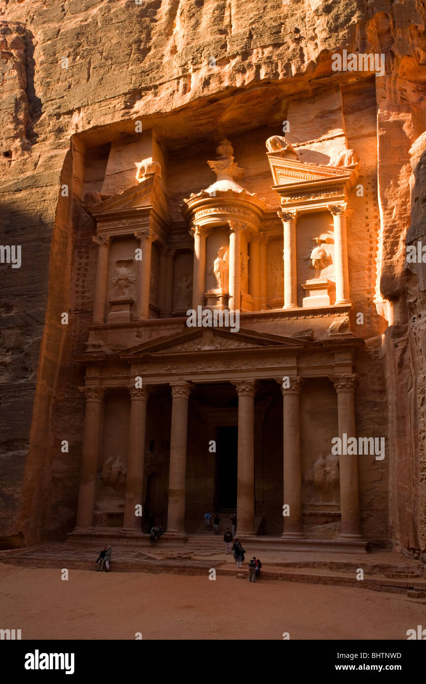 Die Schatzkammer oder Al Khaznah an die alten roten rose Stadt Petra in Wadi Musa, Jordanien. Stockfoto