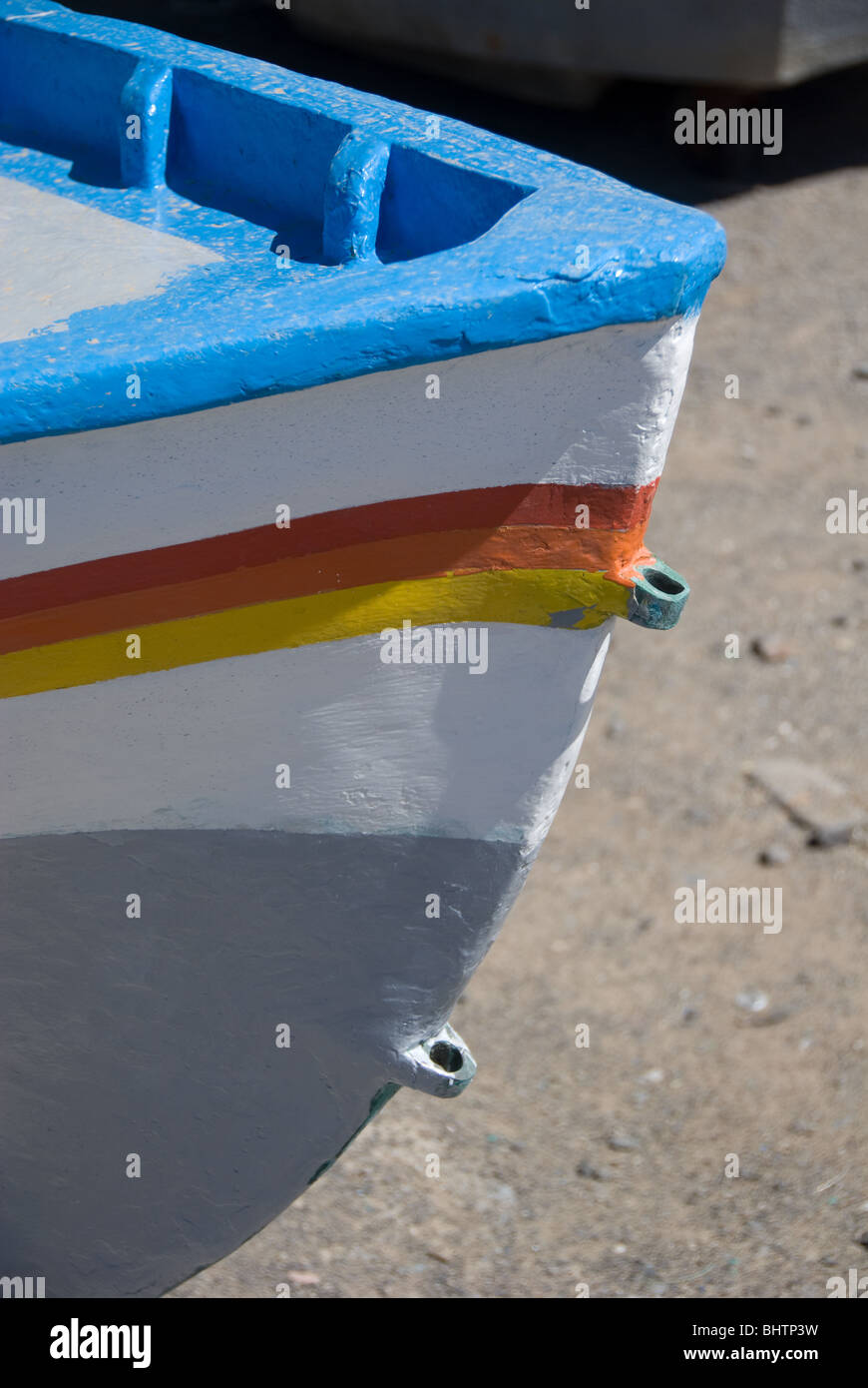 Bunt bemalten Holzboot in Regenbogenfarben Stockfoto