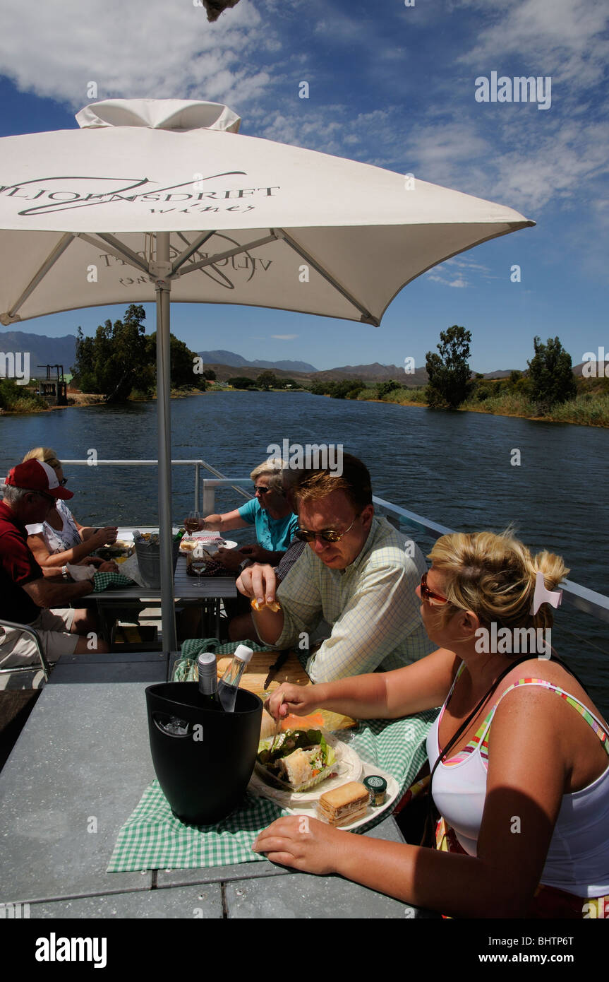 Touristen genießen Mittagessen an Bord Boot Reise auf dem Breede River zwischen Worcester und Robertson western Cape in Südafrika Stockfoto