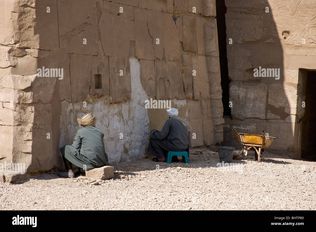 Arbeiter reparieren beschädigte Wandputz, Karnak-Tempel. Stockfoto
