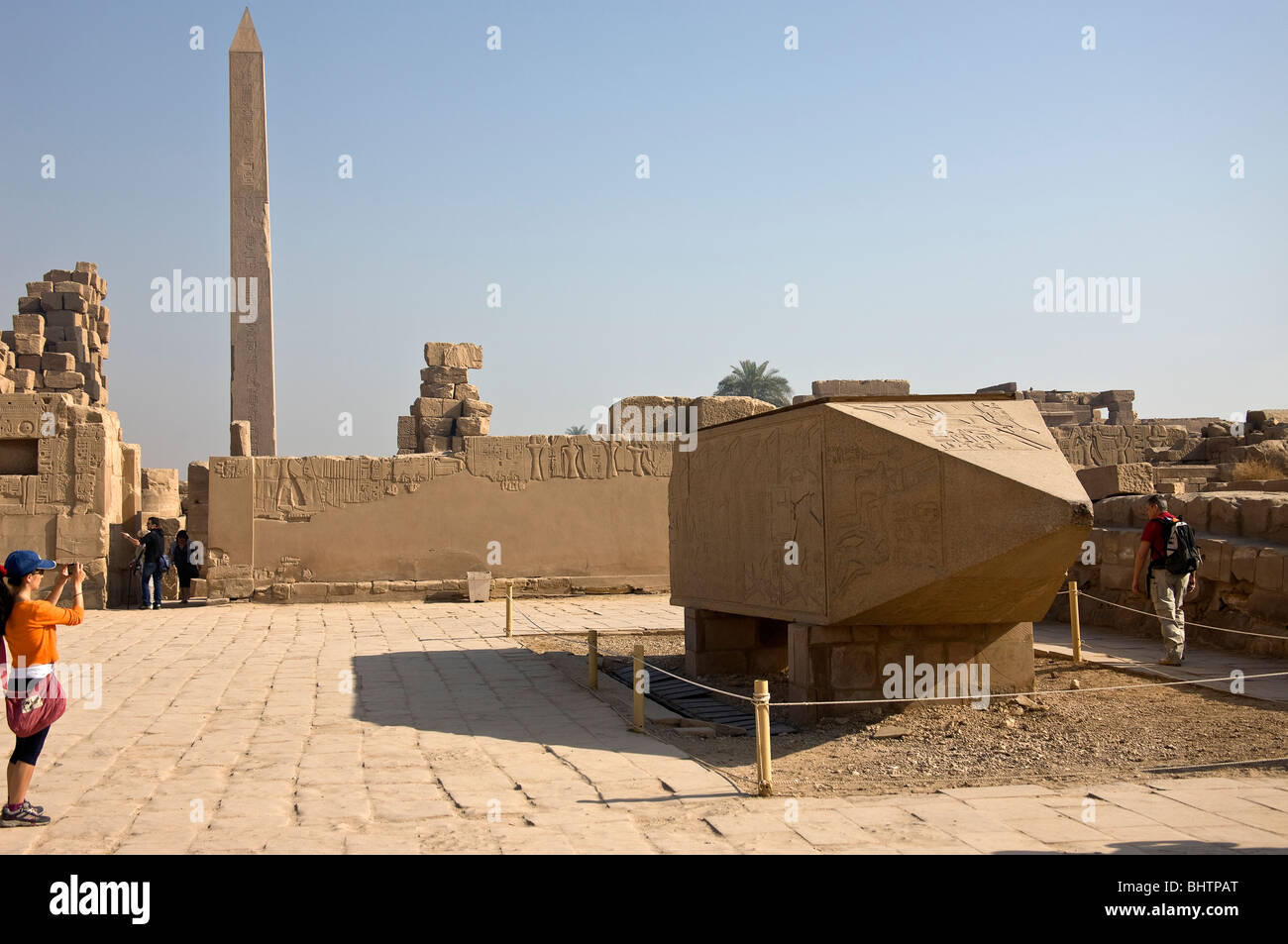 Die zwei Obelisken von Königin Hatshepsut errichtet, noch steht man und ist das höchste in Ägypten, die Spitze des zweiten liegt in der Nähe Stockfoto