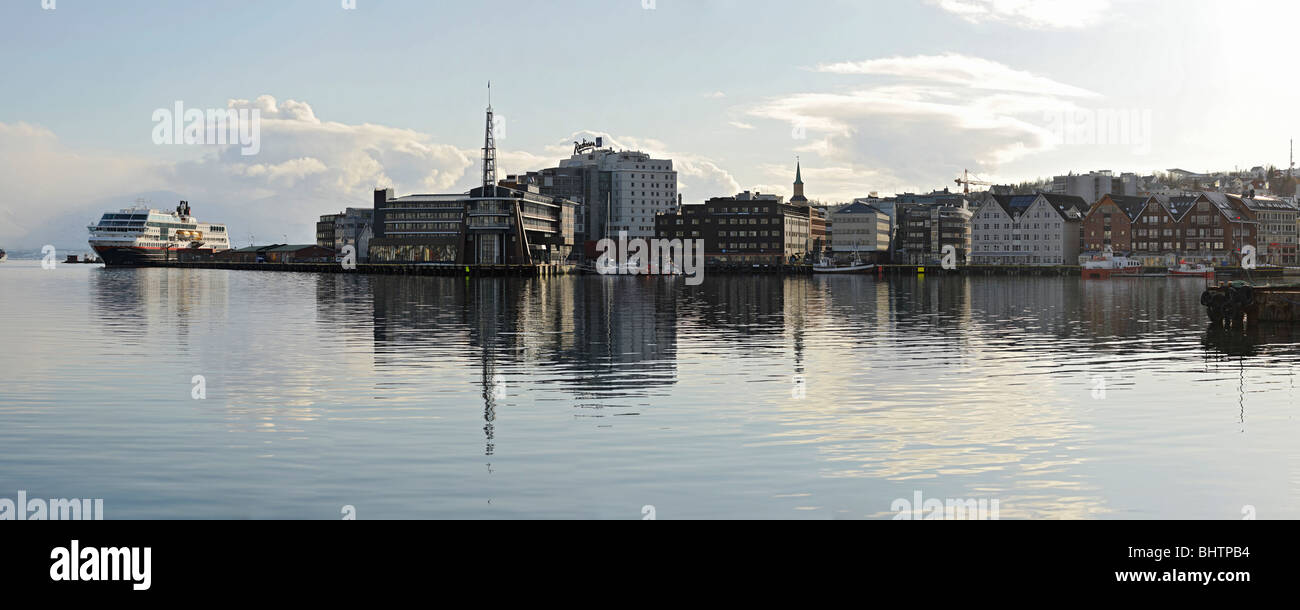 Der Hafen der Stadt Tromsø in Nord-Norwegen. Die Küstenstadt express Hurtigruten nach links auf dem Foto. Stockfoto