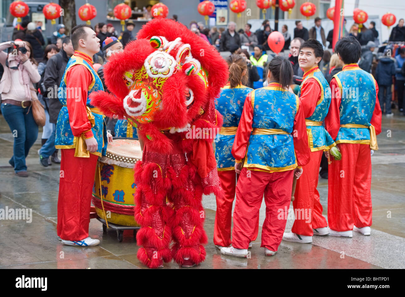 Eine Gruppe von Chinesen in Kostüm und Kostüm beim Chinese New Year Event in Trafalgar Square in London UK Stockfoto