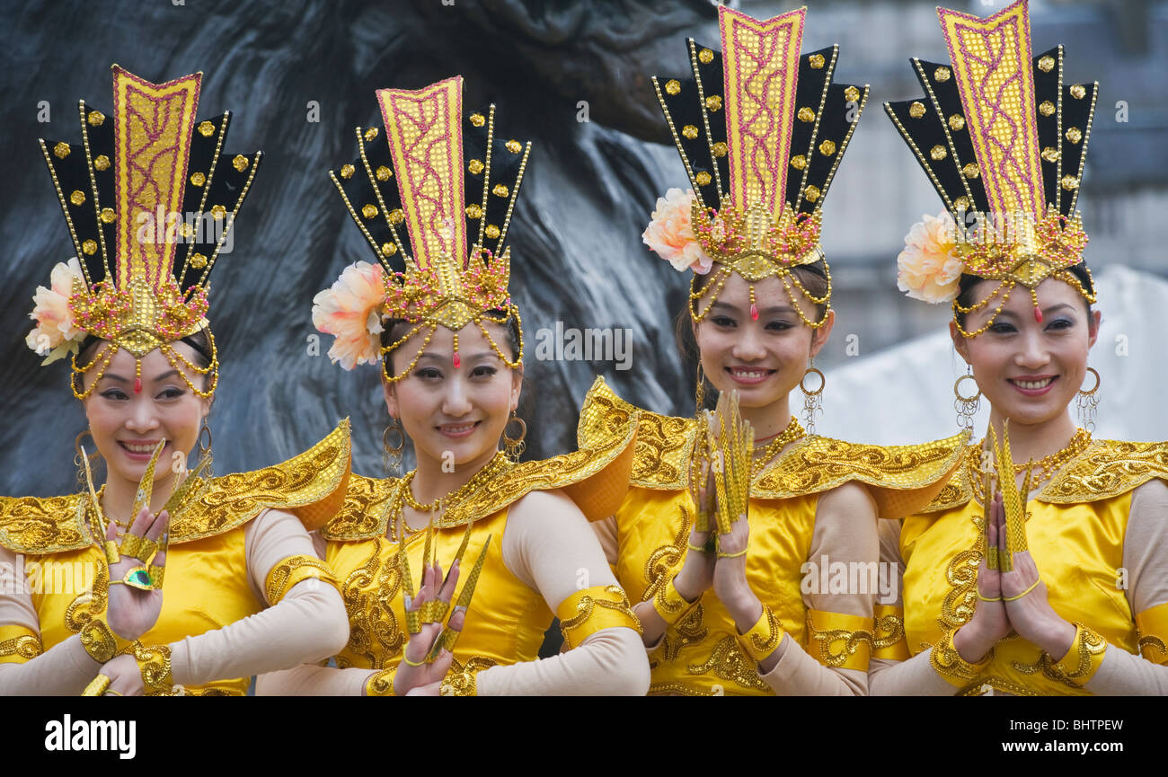 Chinesische Darstellerinnen und Entertainer beim Chinese New Year Event in Trafalgar Square in London UK Stockfoto
