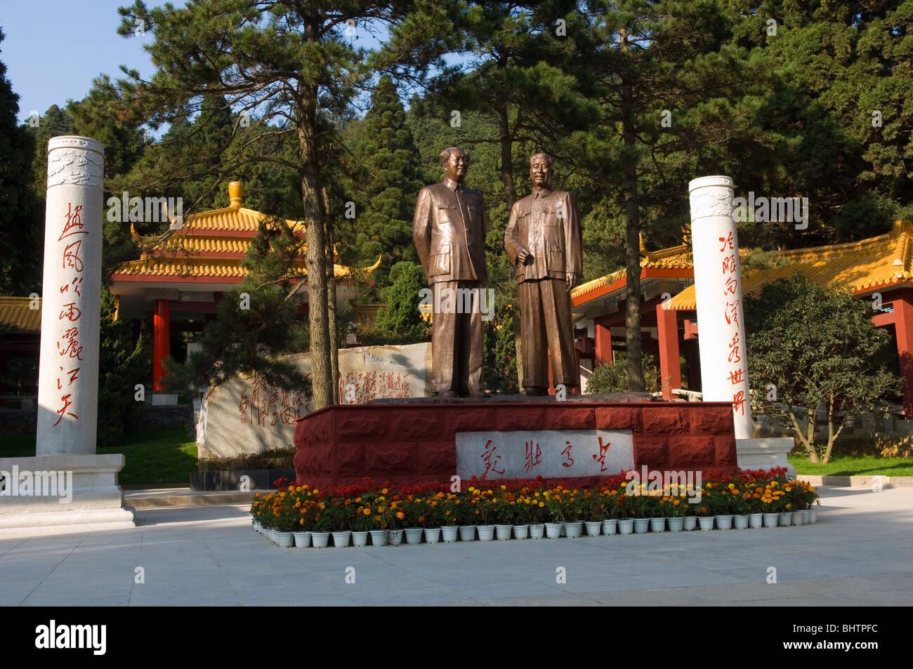 Bronze-Statue von Mao Zedong und Zhou Enlai in der Nähe der Lushan-Museums. Lu Shan, Jiangxi, China. Stockfoto