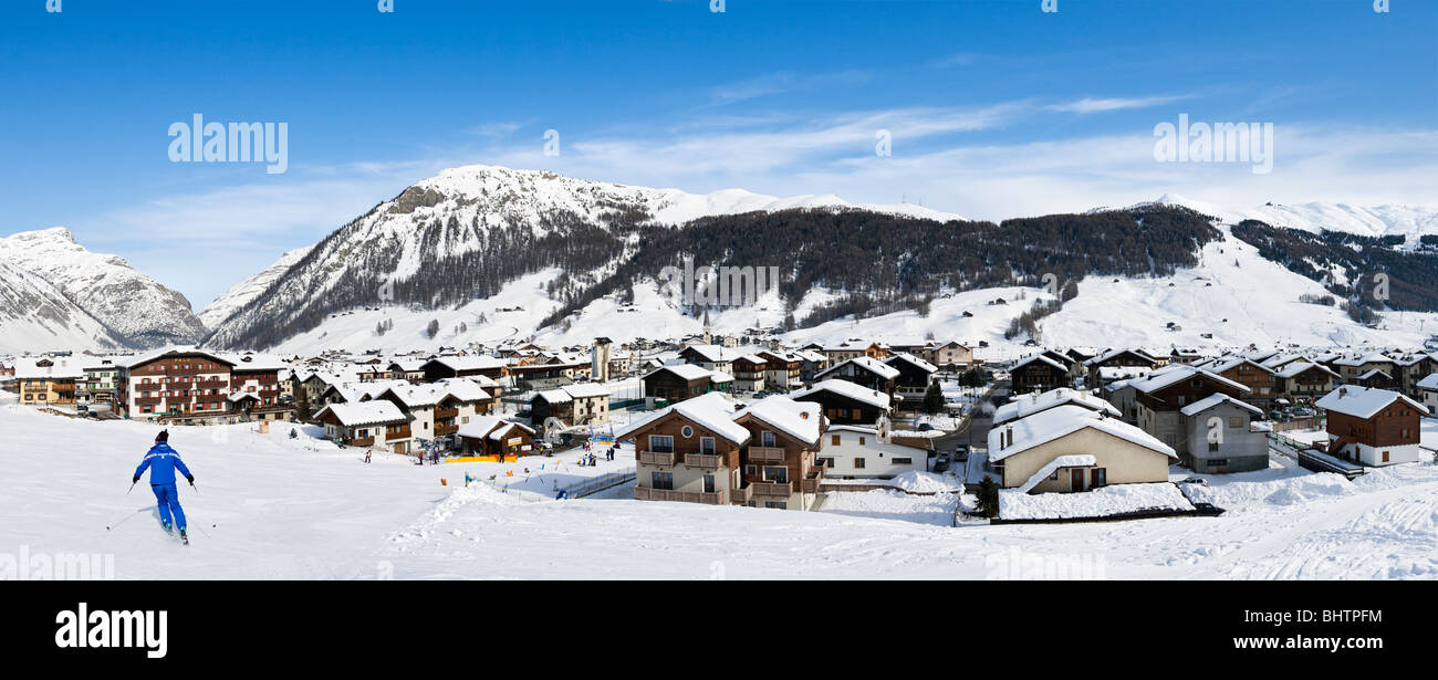 Panoramablick auf das Zentrum des Ortes von der Ski Piste, Livigno, Lombardei, Italien Stockfoto