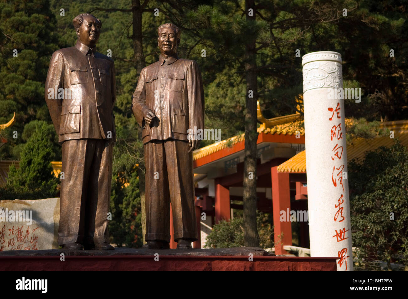 Bronze-Statue von Mao Zedong und Zhou Enlai in der Nähe der Lushan-Museums. Lu Shan, Jiangxi, China. Stockfoto