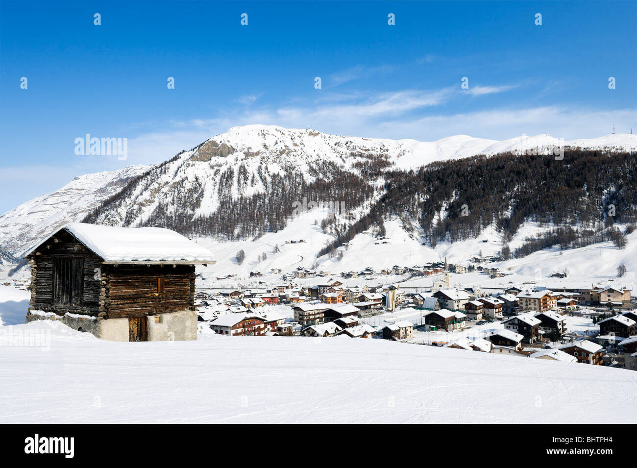 Blick über das Zentrum des Ortes von der Ski Piste, Livigno, Lombardei, Italien Stockfoto