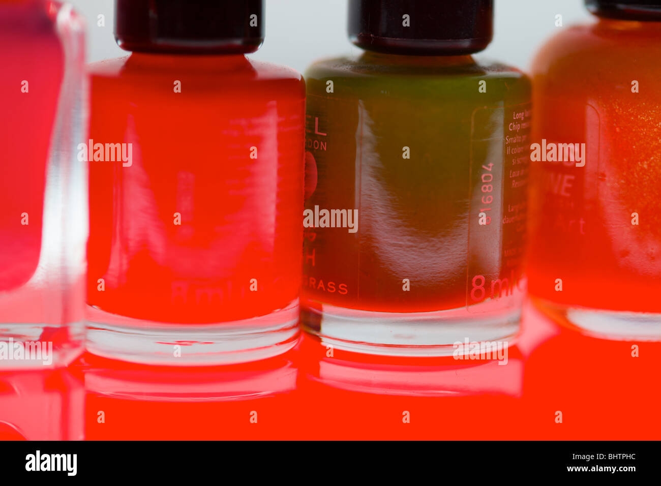 Nahaufnahme von Nagellack auf einem Rotlicht-Box abgefüllt Stockfoto