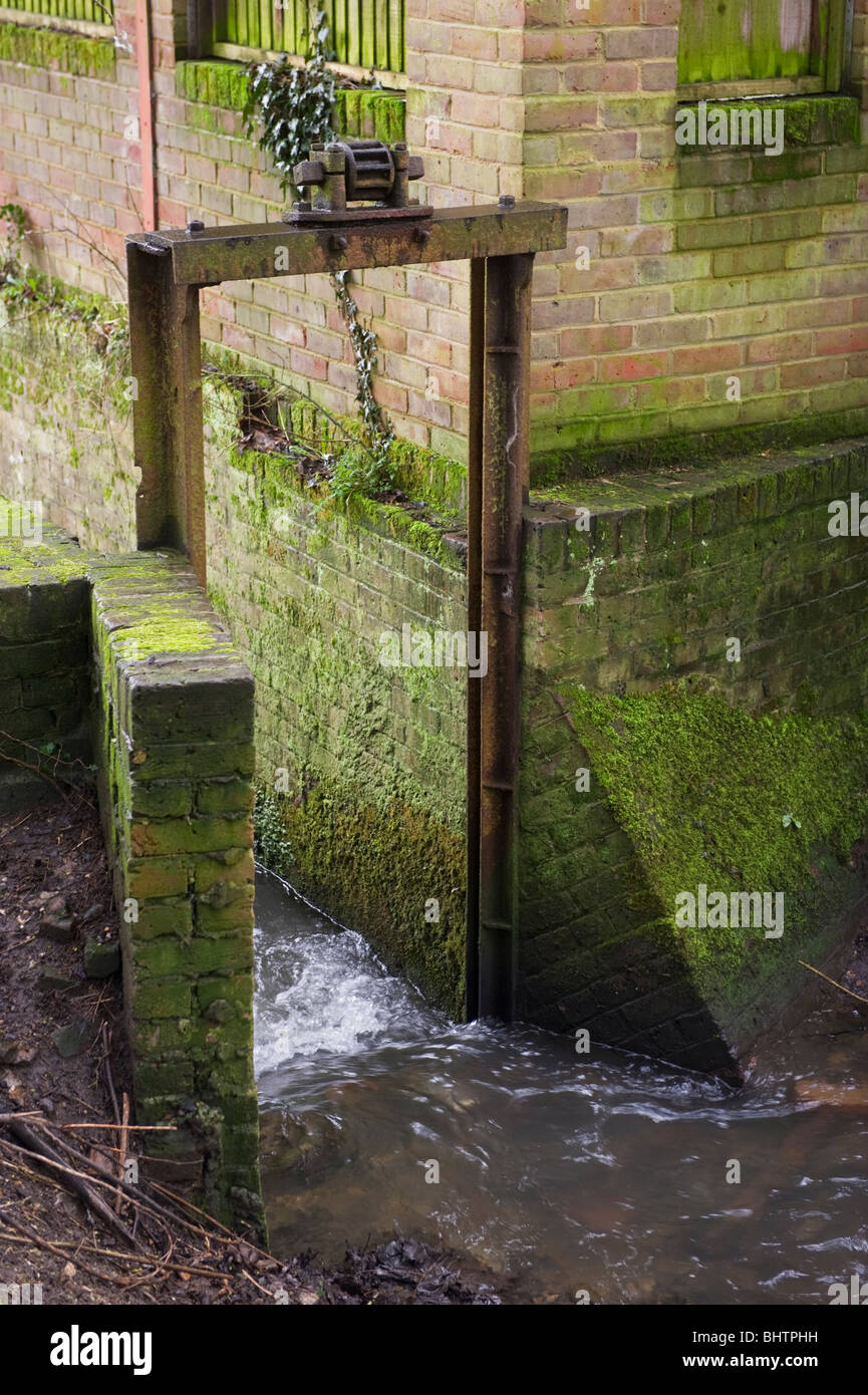 eine alte Schleuse bleibt all das von Amy Mill in Chesham Buckinghamshire UK; der Fluss Schach durch sie fließt. Stockfoto