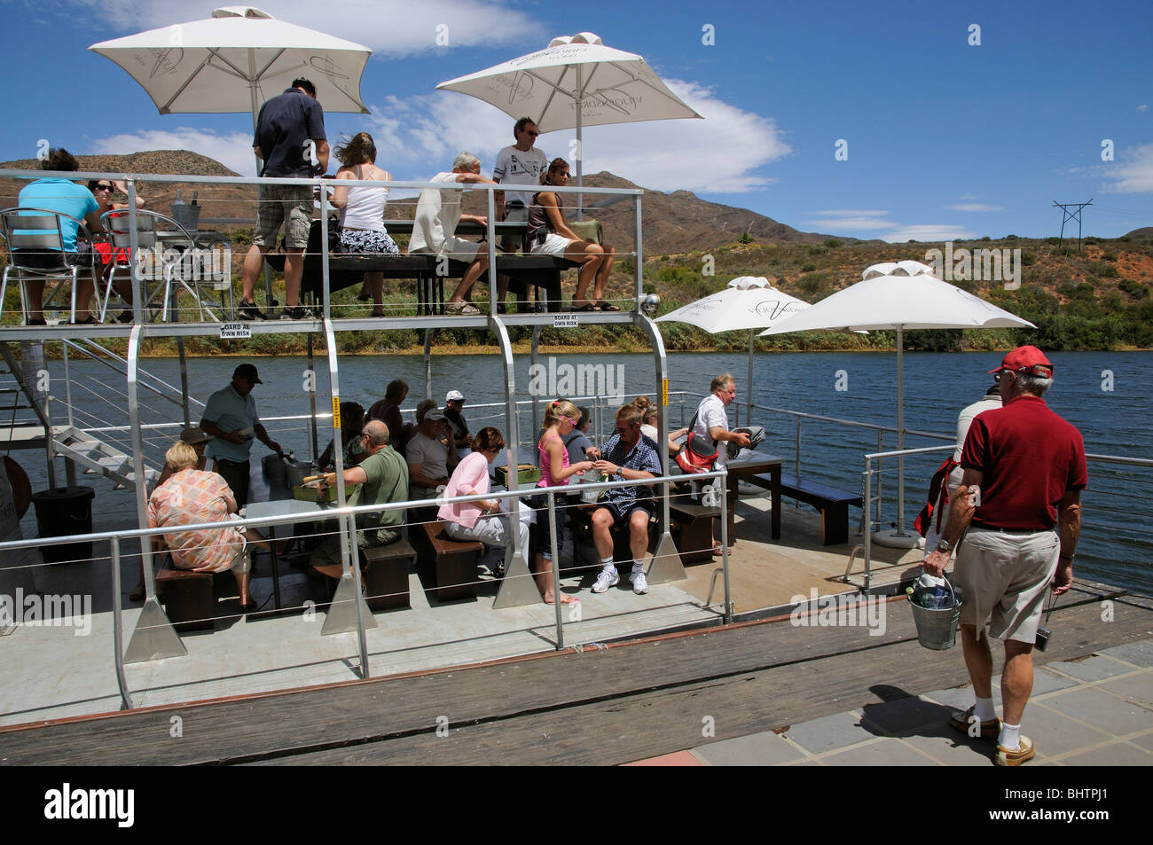 Touristische Bootsfahrt auf dem Breede River zwischen Worcester und Robertson western Cape Südafrika Fluggästen Stockfoto