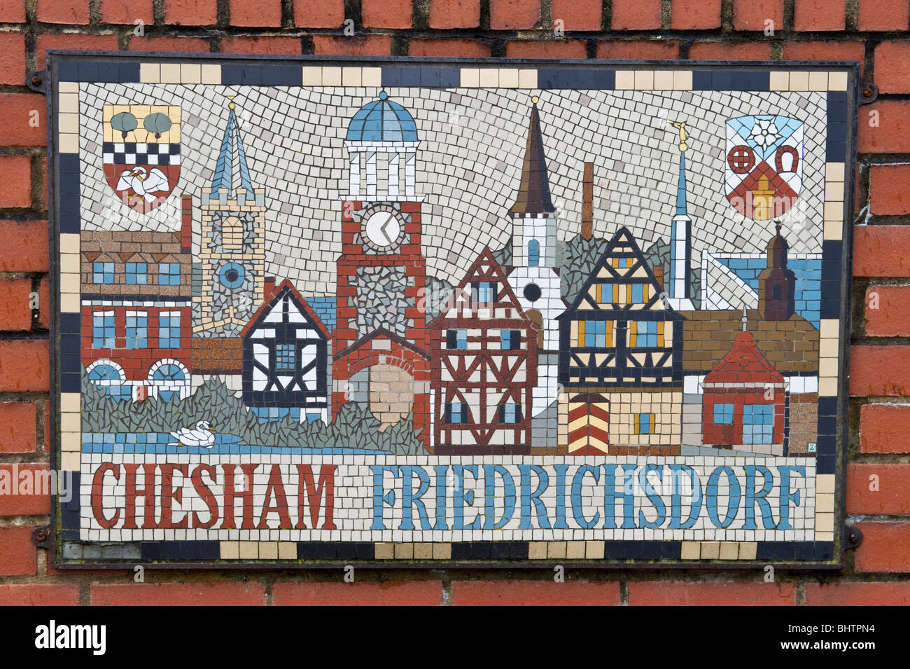 Twin Town Kunstwerk: ein Mosaik Wandbild auf eine Mauer, die zur Veranschaulichung der Partnerstädte Chesham und Friedrichsdorf Stockfoto
