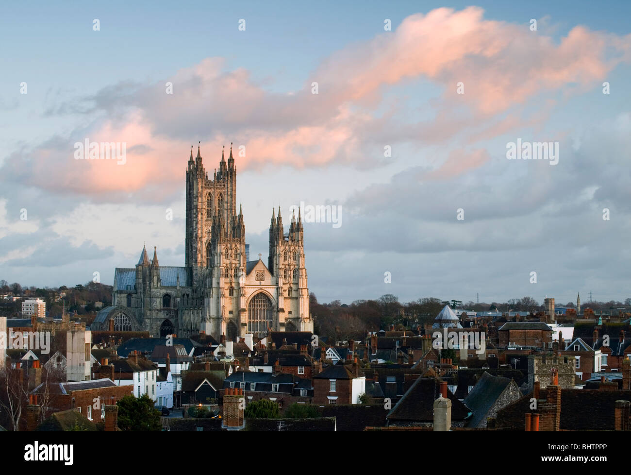 Die Kathedrale von Canterbury bei Sonnenuntergang gesehen von der Westgate Towers, Kent, UK. Stockfoto