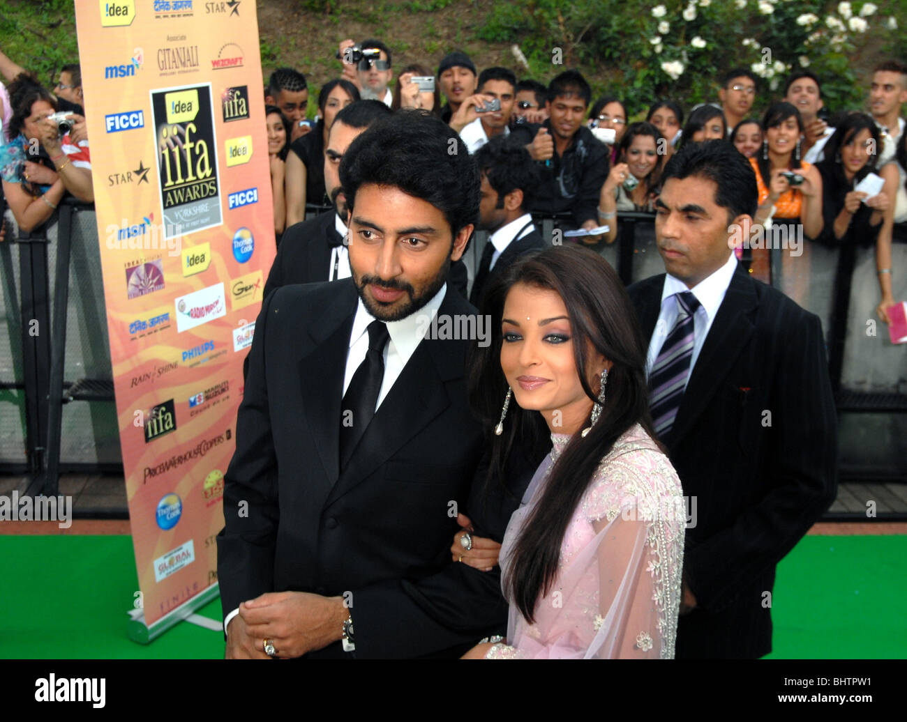 Bollywood goldenen paar Abhishek Bachchan und Aishwarya Rai im Gespräch mit Journalisten auf dem grünen Teppich für den IIFA Awards in Sh Stockfoto