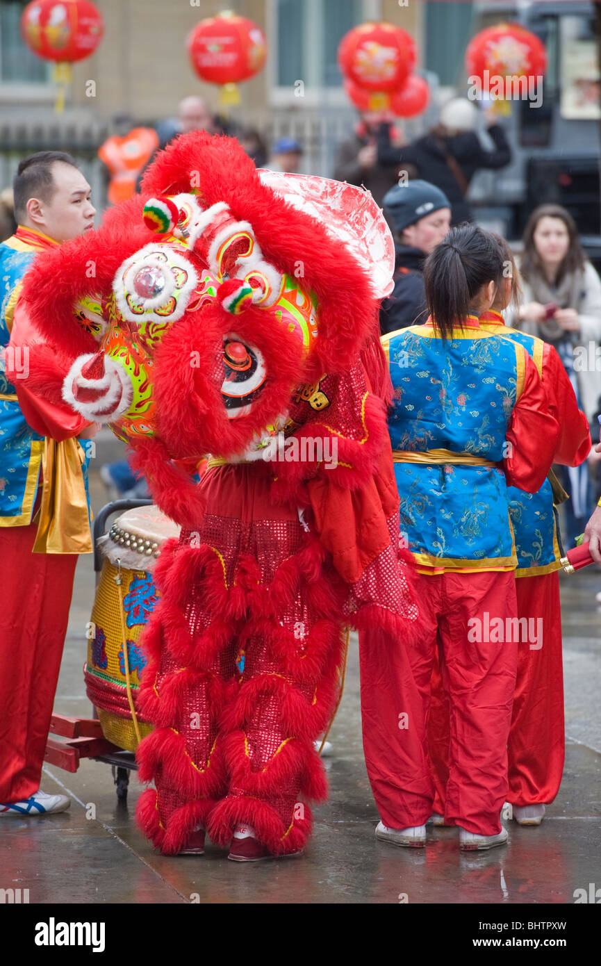 Eine Gruppe von Chinesen in Kostüm und Kostüm beim Chinese New Year Event in Trafalgar Square in London UK Stockfoto