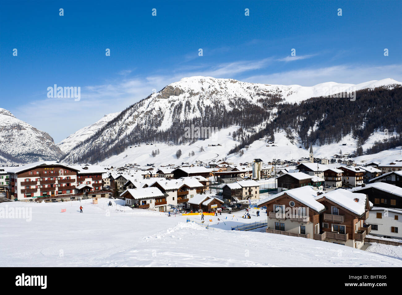 Blick über das Zentrum des Ortes von der Ski Piste, Livigno, Lombardei, Italien Stockfoto