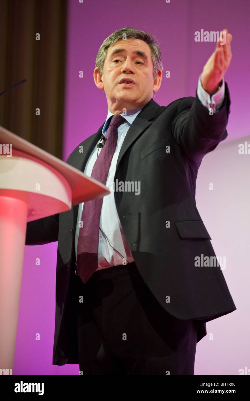 Premierminister Gordon Brown im Bild bei der Bewältigung der Welsh Labour Party Conference 2010 in Swansea in Wales Großbritannien Stockfoto