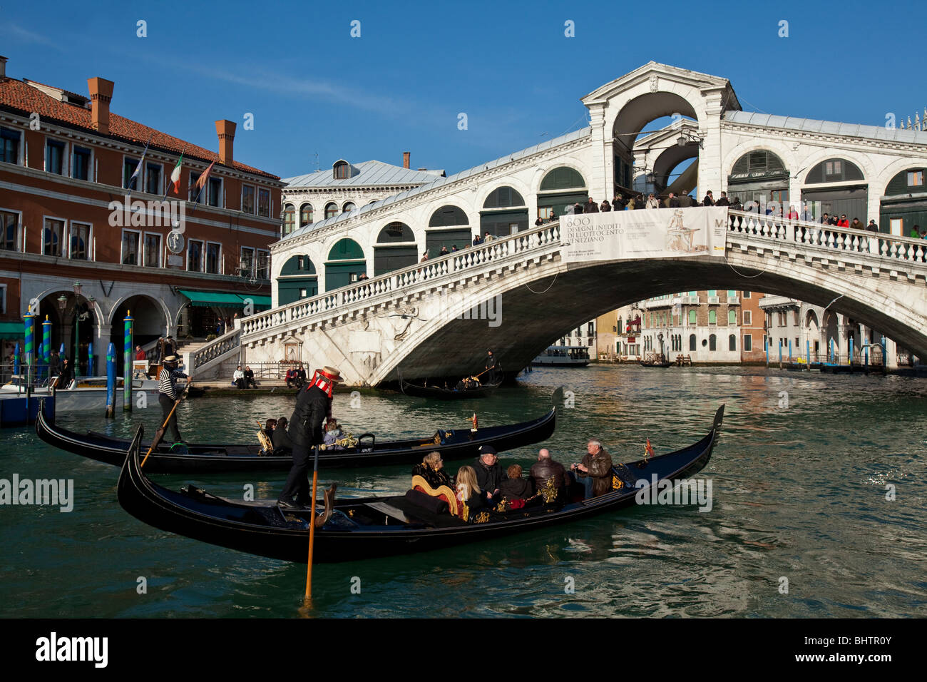 Gondeln und die Rialto-Brücke, Venedig, Italien (2010) Stockfoto