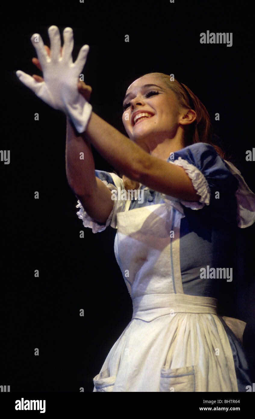 Marta Barahona als Alice in Derek Deanes Produktion von Alice im Wunderland für English National Ballet. Stockfoto
