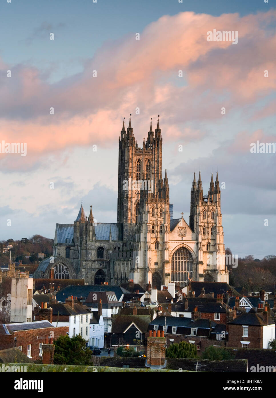 Die Kathedrale von Canterbury bei Sonnenuntergang gesehen von der Westgate Towers, Kent, UK. Stockfoto