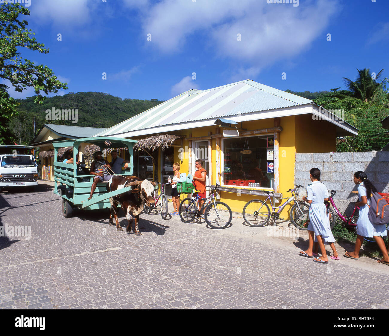 Ochsenkarren durch Shop, La Digue, Seychellen Stockfoto