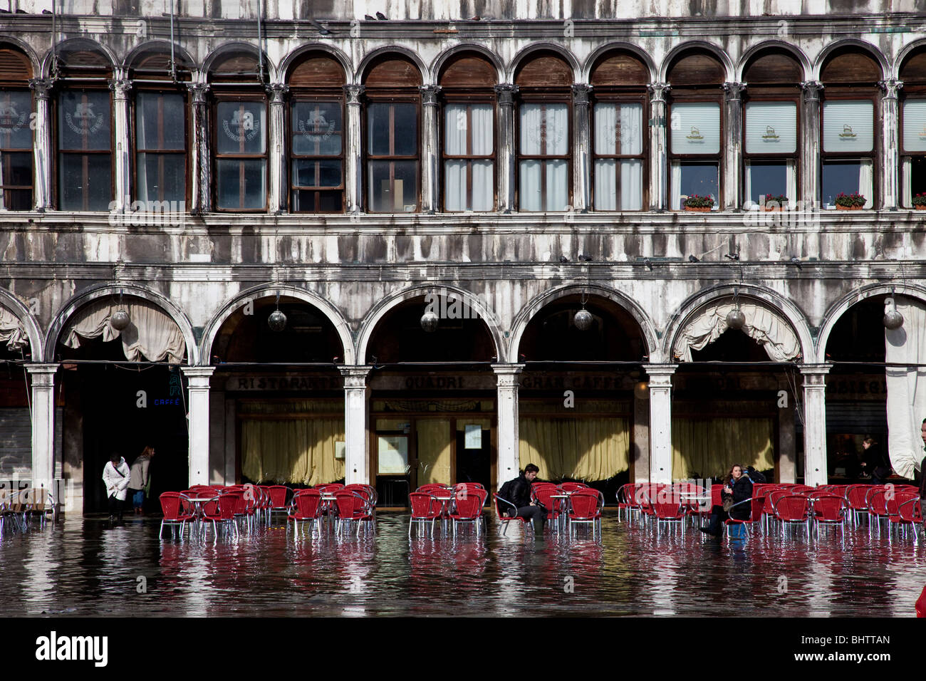 Cafe in Markusplatz unter Wasser, Venedig, Italien Stockfoto