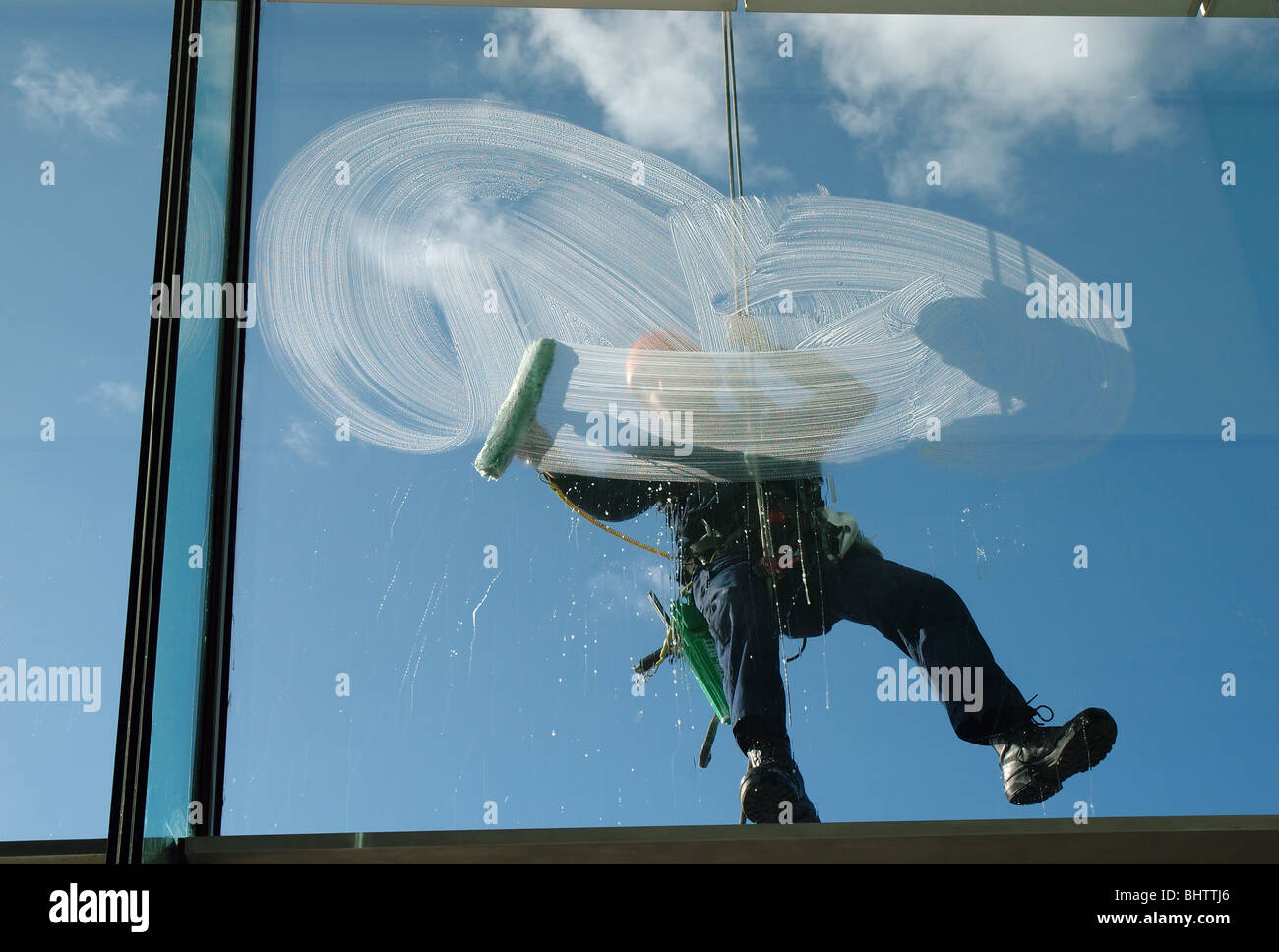 Fensterputzer auf der Außenseite des Baltic Centre, Gateshead, Tyne and Wear, England, UK Stockfoto