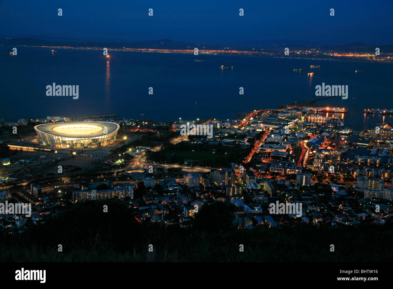 Luftaufnahme des Fußball-Stadion von Kapstadt und Victoria & Alfred Waterfront in der Nacht, Cape Town, Südafrika. Stockfoto