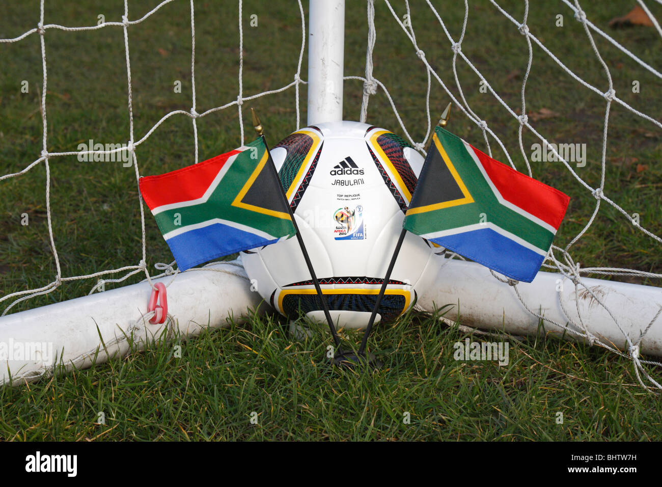 Südafrikanische Flaggen & FIFA WM 2010 Replica Spielball von Adidas Jabulani, in der Ecke eines Fußballs net. Stockfoto